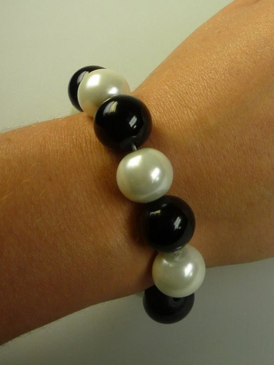 Perilous Pearls Black & White Simple Bracelet - Shopy Max