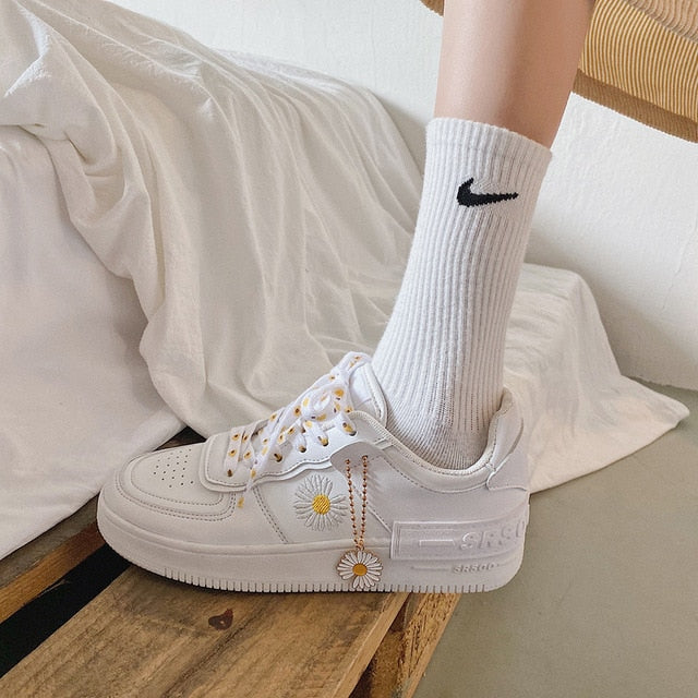 2021 Spring Korean xue sheng ban xie wang Red Little Daisy Sports Shoes White Shoes Woman Shoes Sneakers