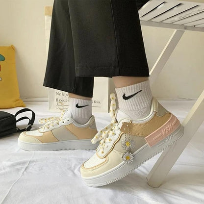 2021 Spring Korean xue sheng ban xie wang Red Little Daisy Sports Shoes White Shoes Woman Shoes Sneakers
